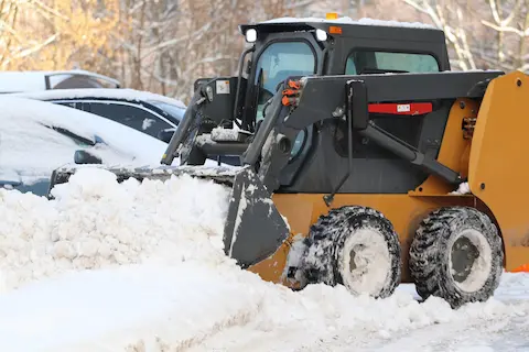 Mehhaniseeritud lumekoristus ja lume lükkamine traktoriga Tallinnas